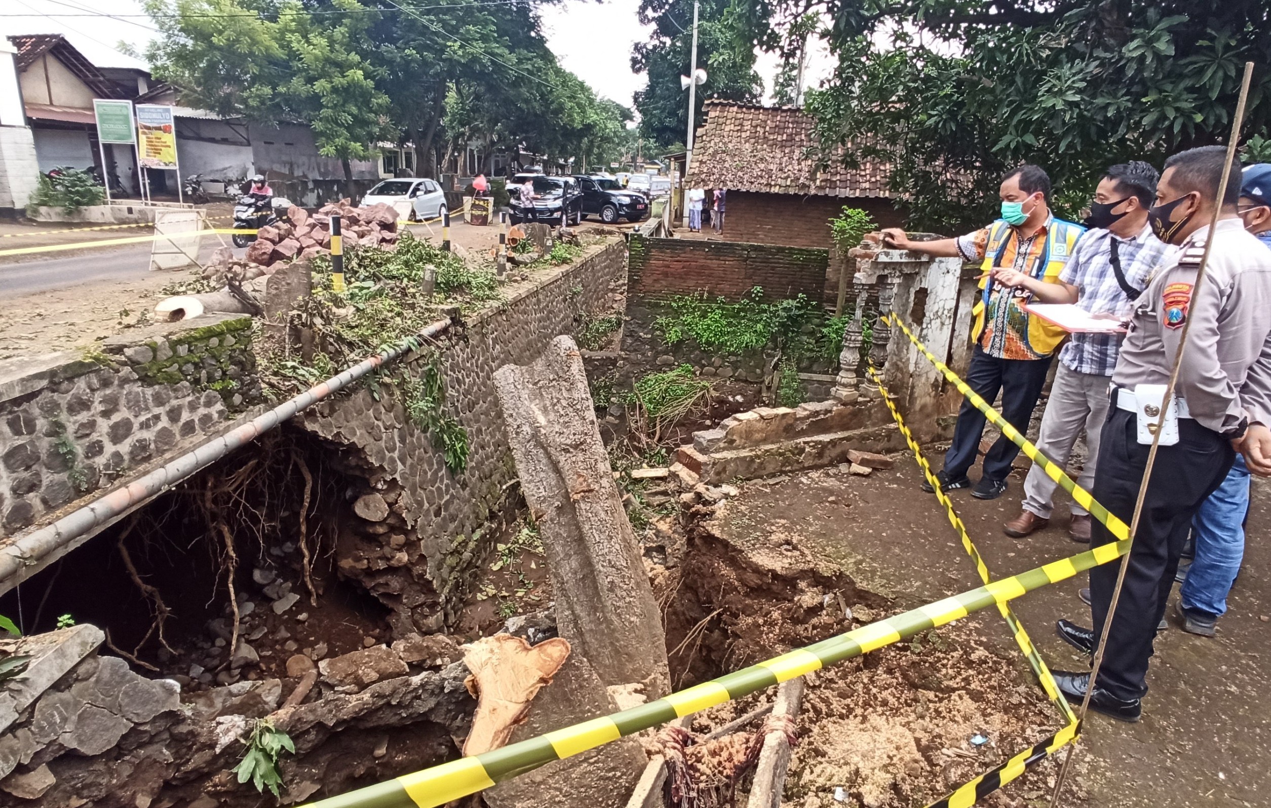 Kondisi pondasi yang ambrol akibat gerusan air. Persis diatasnya tampak akar pohon yang tumbuh disebelah jembatan (foto: Muh Hujaini/Ngopibareng.id)