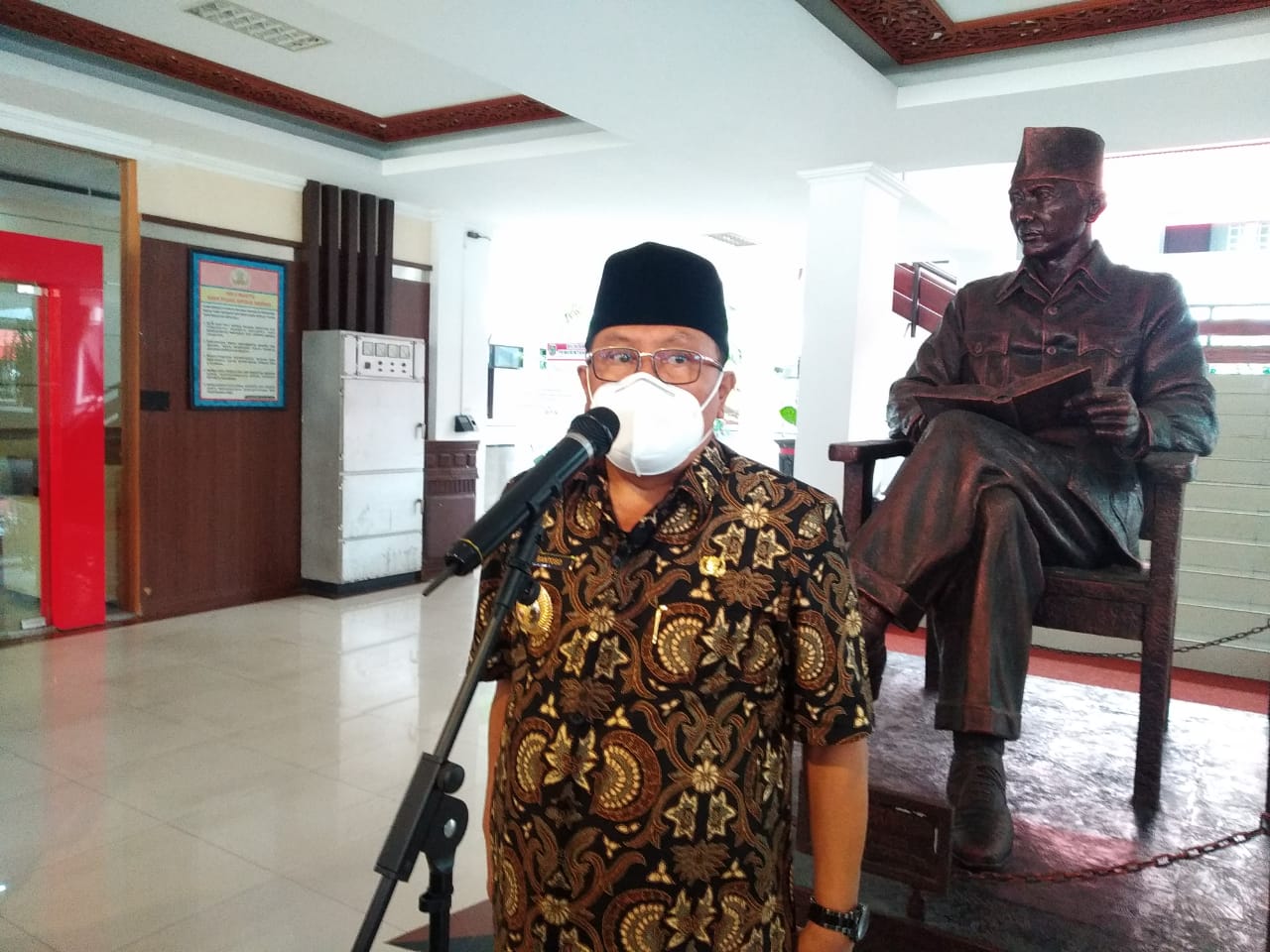 Walikota Blitar Santoso mengadakan jumpa pers di lobi kantornya, Jumat 12 Maret 2021. Ia meminta maaf kepada masyarakat atas dugaan pelanggaran protokol kesehatan Covid-19 karena video viral dirinya menyanyi dan nyawer biduan tanpa menggunakan masker. (Foto: Choirul Anam/Ngopibareng.id)