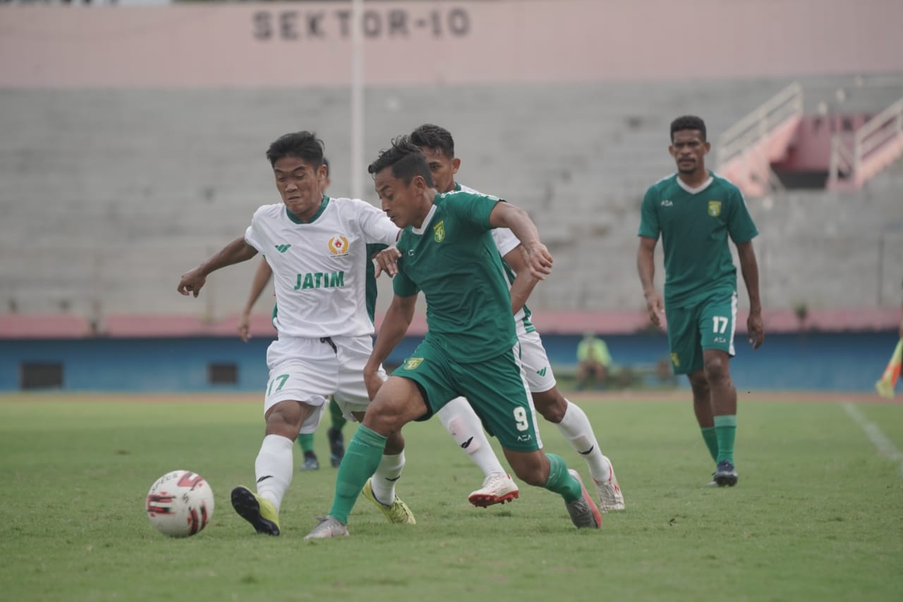 Pemain Persebaya, Samsul Arif berebut bola dengan pemain Puslatda Jatim di Stadion Gelora Delta, Sidoarjo, Jumat 12 Maret 2021. (Foto: Persebaya)