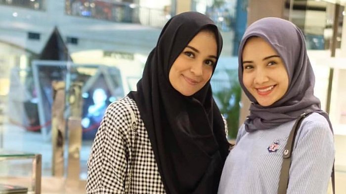 Kakak beradik Zaskia Sungkar (kanan) dan Shireen Sungkar, putri dari mantan pasangan Mark Sungkar dan Fenny Bauty. (Foto: Instagram)