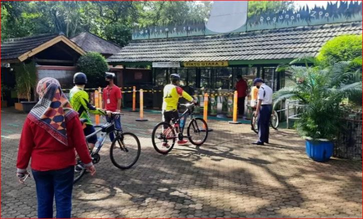 Pengunjung bersepeda memasuki Taman Margasatwa Ragunan, Jakarta, Sabtu 13 Maret 2021. (Foto: Antara/Ragunan)