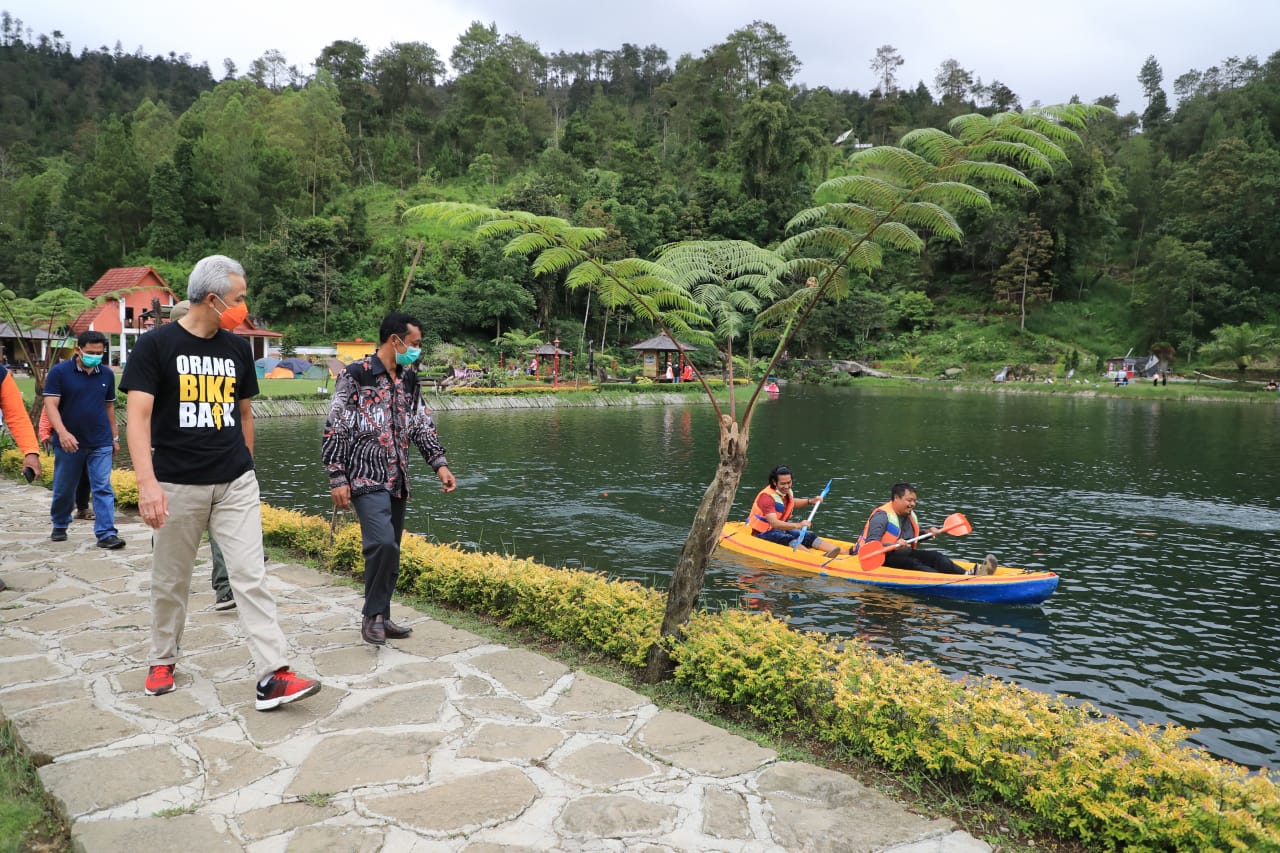 Ganjar Pranowo saat meninjau Telaga Madirda di desa Berjo, Karanganyar. (Foto: Dok Prov Jateng)