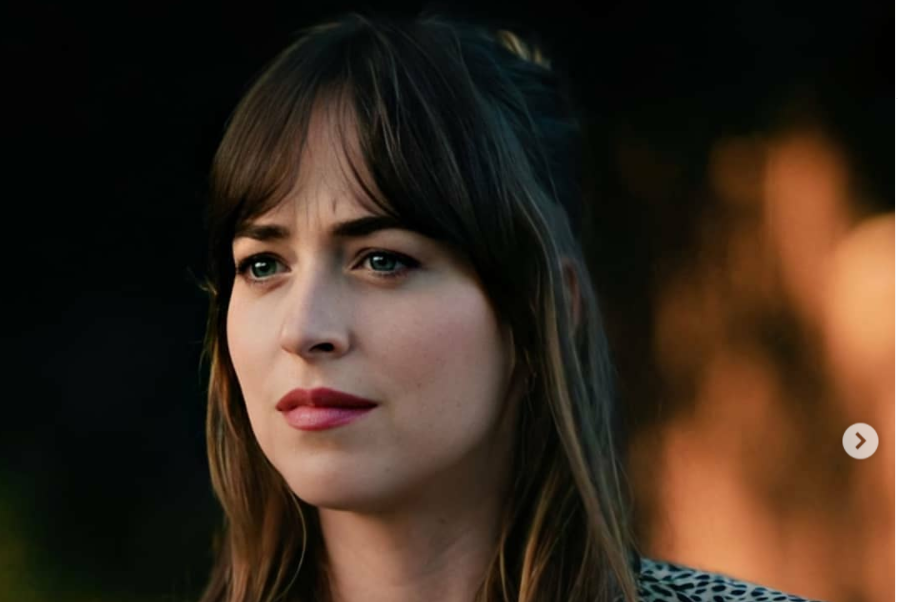 Dakota Johnson mengaku jadi korban perisakan di sekolah, dan memutuskan tak kuliah. (Foto: Tangkapan layar via Instagram)