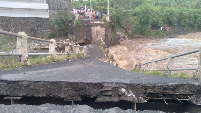 Jembatan di desa Sumbersuko ambrol. (Foto: Dok BPBD)