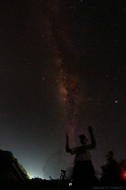Milky Way (Galaksi Bima Sakti) terlihat ketika polusi cahaya sangat minim. (Foto Ismail –Kemenag– di lokasi pengamatan fajar di Labuan Bajo)