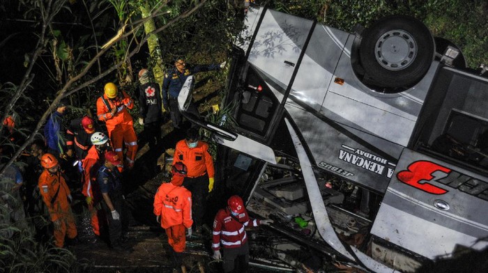 Petugas tengah mengevakuasi korban laka bus masuk jurang di Tanjakan Cae, Sumedang. (Foto: Ant)