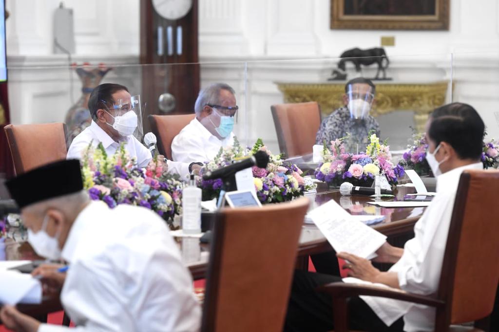 Presiden Jokowi memimpin rapat terbatas membahas persiapan PON XX dan Peparnas XVI di Papua. (Foto: Setpres)