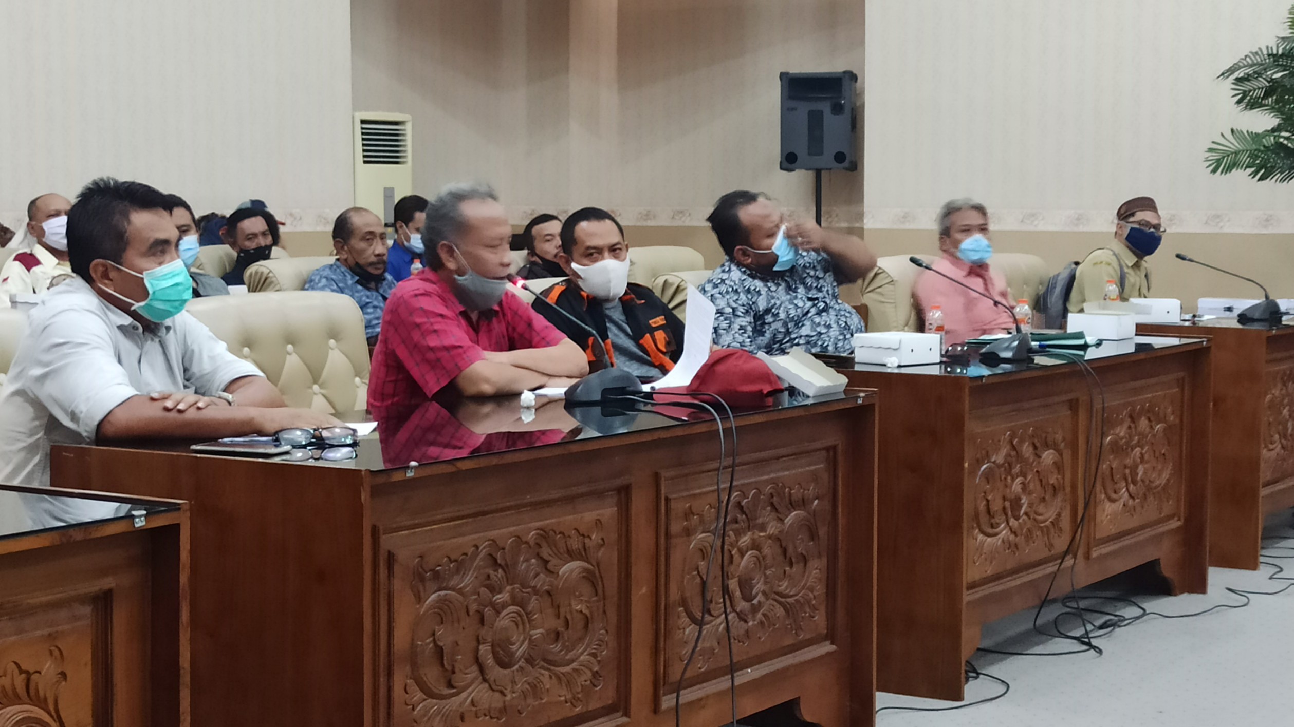 Sejumlah LSM menyampaikan aspirasinya dalam hearing di kantor DPRD Banyuwangi (Foto: Muh. Hujaini/Ngopibareng.id)