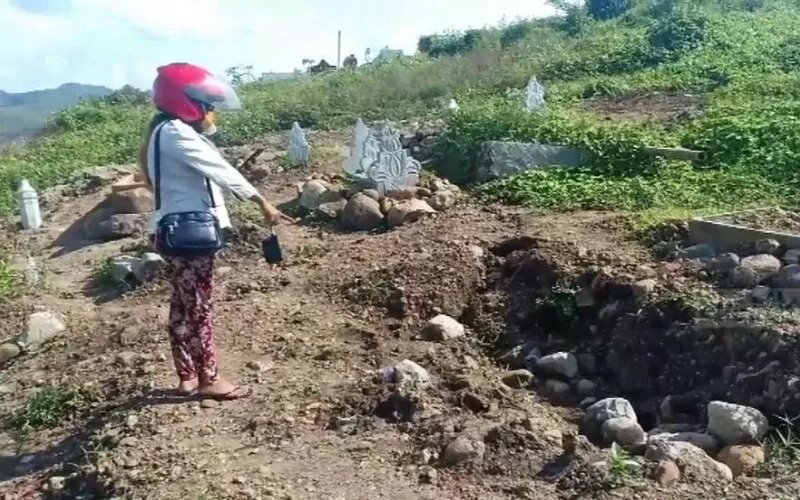 Seorang warga bernama Eva berziarah ke makam adiknya yang meninggal karena Covid-19 kaget lantaran menemukan 7 buah makam dibongkar paksa. (Foto: Istimewa)