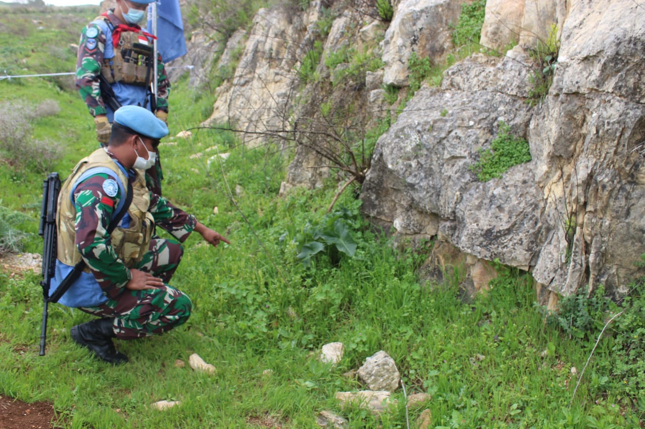 Satgas Konga TNI di lokasi temuan mortir di Lebanon (Foto: Puspen TNI)