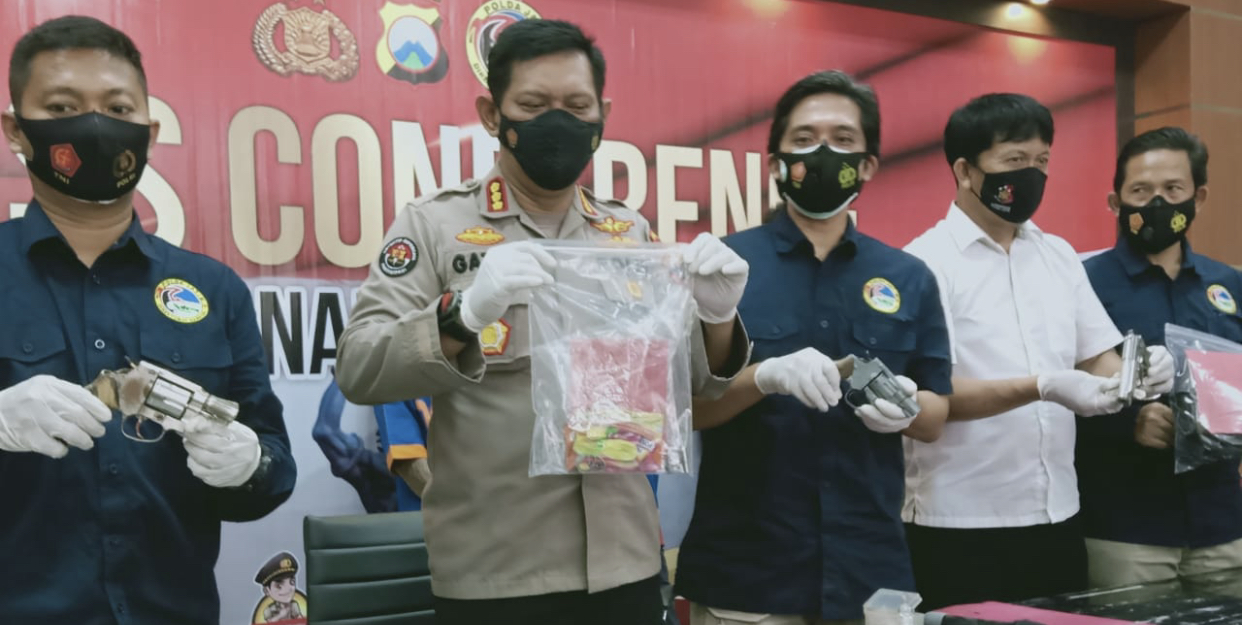 Polda Jatim ketika merilis kasus pengedar narkoba dan barang bukti di Mapolda Jatim, Selasa 16 Maret 2021. (Foto: Istimewa)