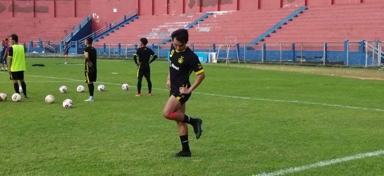 Galih Akbar cedera ligamen lutut anterior atau cedera ACL (anterior cruciate ligament) adalah kerusakan atau robekan pada ligamen lutut anterior. (Foto: Fendhy Plesmana/Ngopibareng.id)