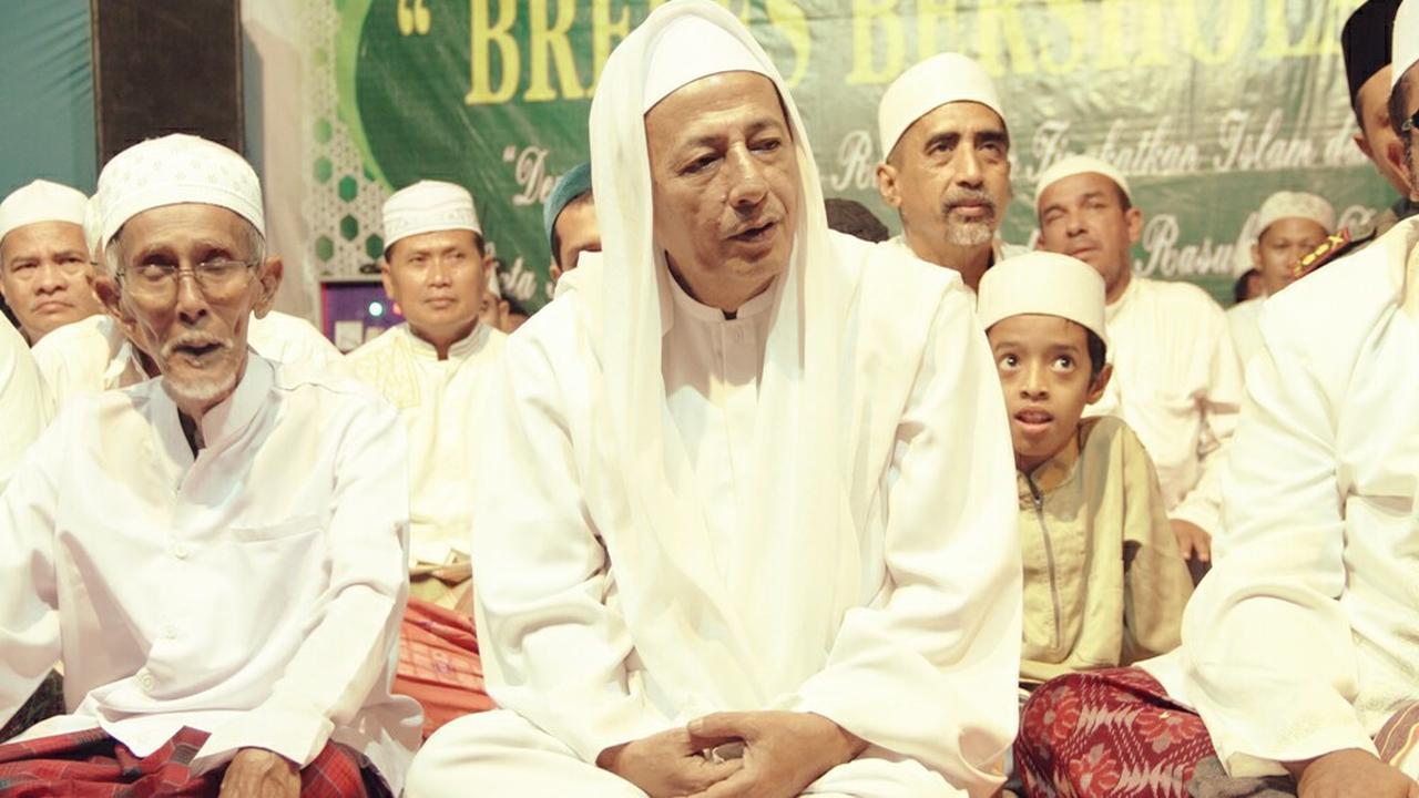 Rais Aam Idaroh Aliyah Jamiyyah Ahlith Thariqah Al Mu'tabarah An Nahdliyyah (JATMAN), Habib Luthfi bin Yahya bersama umat dalam pengajian di Kanzus Sholawat, Pekalongan. (Foto: Istimewa)