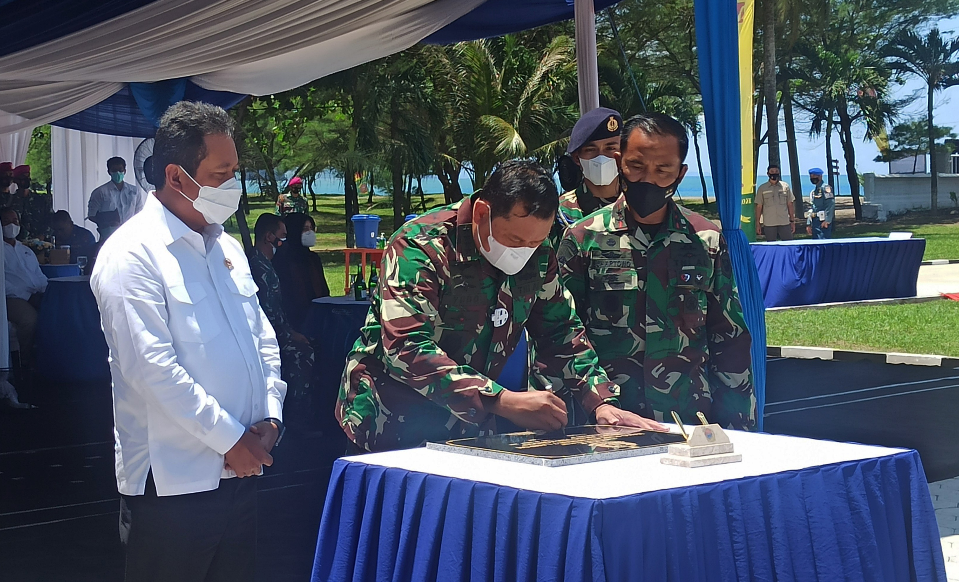 Kepala Staf Angkatan Laut Laksamana TNI Yudo Margono menandatangani prasasti peresmian gedung Evert Julius Ven Kondou didampingi Menteri Kelautan dan Perikanan Sakti Wahyu Trengggono (Foto: Muh. Hujaini/Ngopibareng.id)