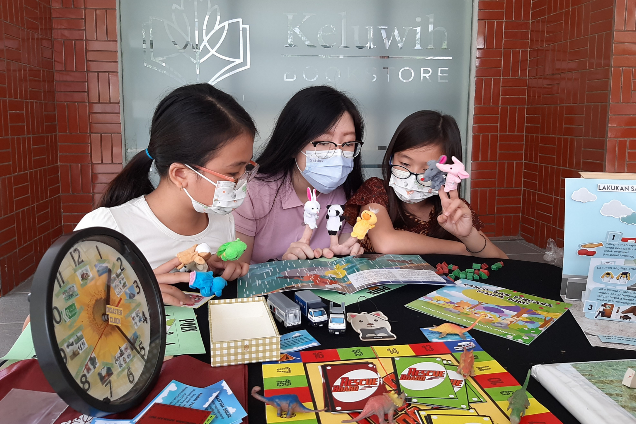 Milo Tedja (kanan) saat bermain rescue board bersama mahasiswa Ubaya. (Foto: Pita Sari/Ngopibareng.id)