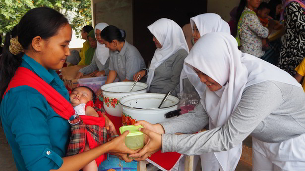 Saling membantu sesama berbagi kebahagiaan. (Foto: Istimewa)