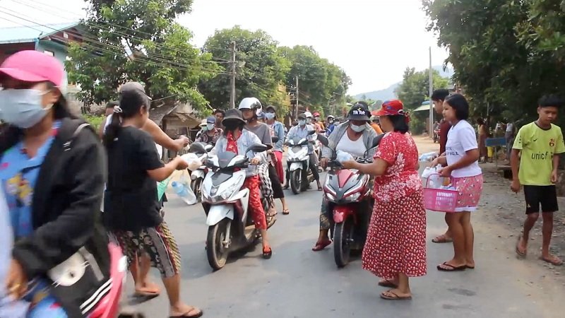 Warga Myanmar mencoba selamatkan diri dari zona industri, yang dibakar Junta Militer Myanmar. (Foto: reuters)