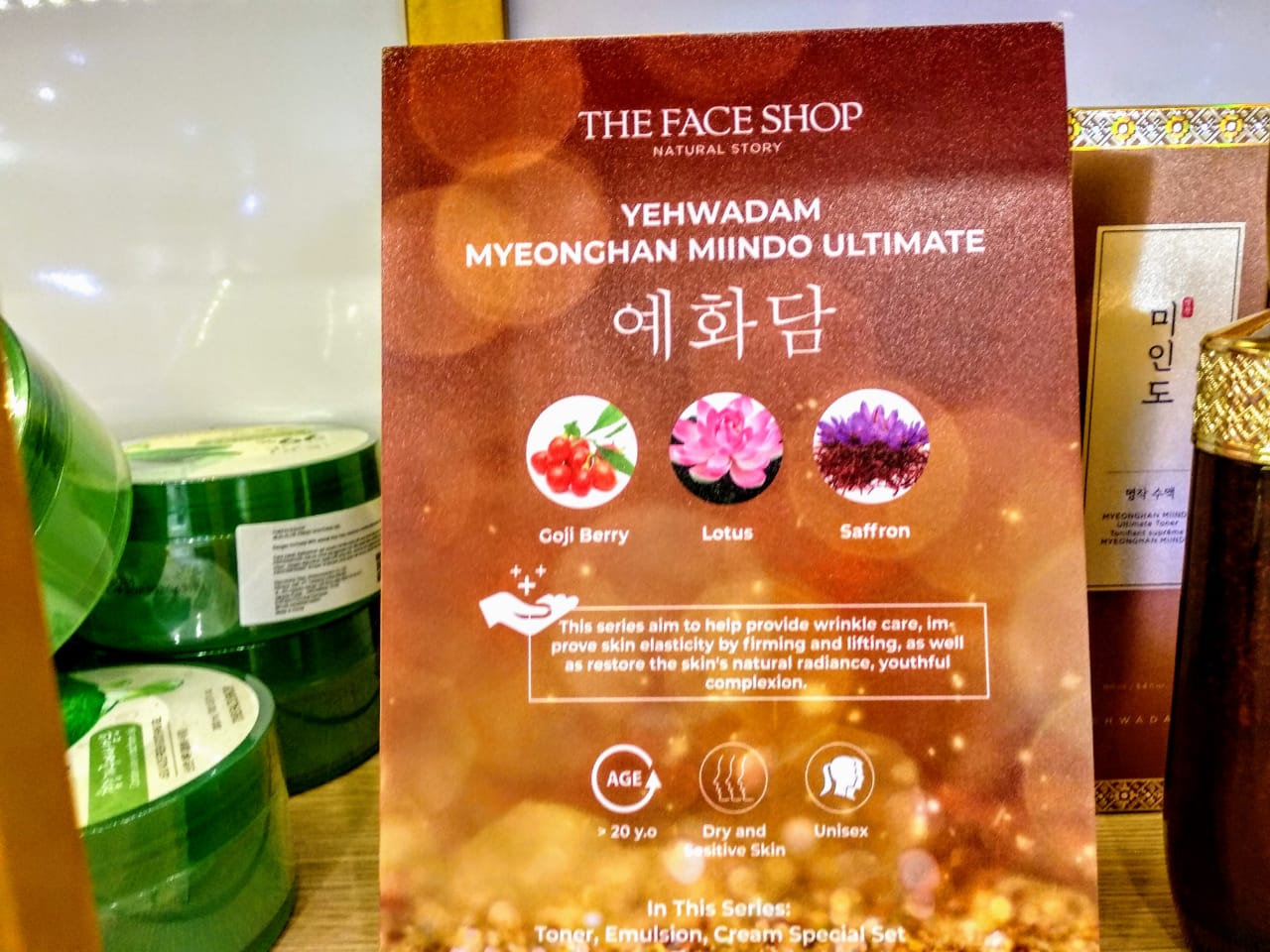 Produk anti-aging ekslusif  seri Yehwadam milik The Face Shop yang dipajang di etalase lantai satu mal Ciputra World Surabaya. (Foto: M. Rizqi/Ngopibareng.id)