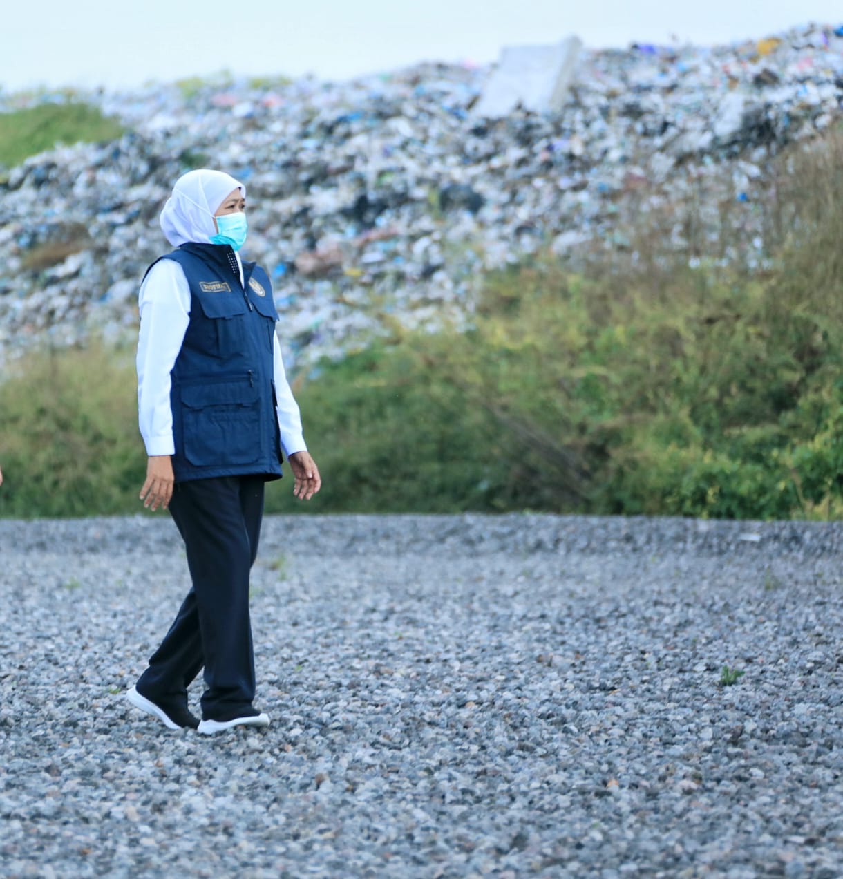 Gubernu Jawa Timur Khofifah Indar Parawansa ketika datangi TPA Jabon. (Foto: Humas Pemprov Jatim)