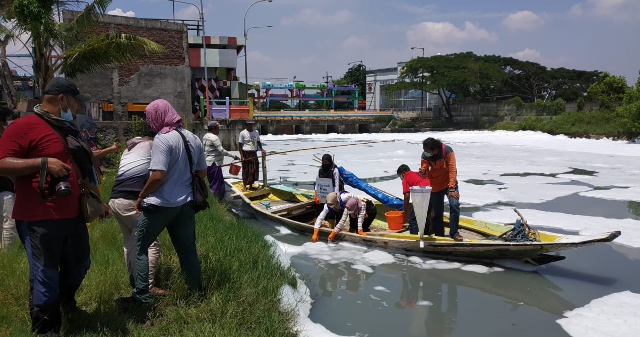 Sungai Tambakwedi yang mengarah ke Selat Madura tercemar deterjen. (Foto: Ecoton)