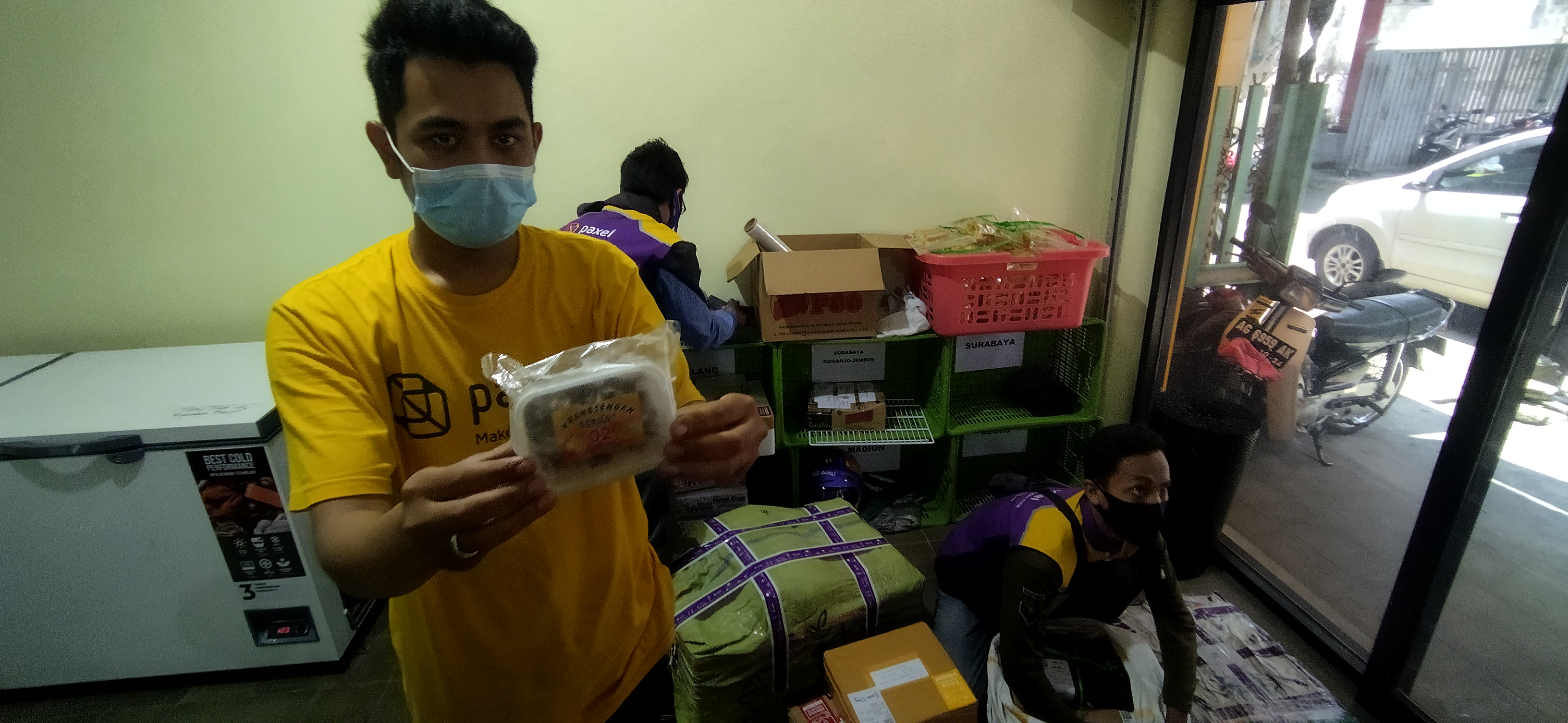 Usaha logistik di Kediri banyak menerima pelanggan UMKM kuliner selama pandemi. (Foto: Fendi Plesmana/Ngopibareng.id) 