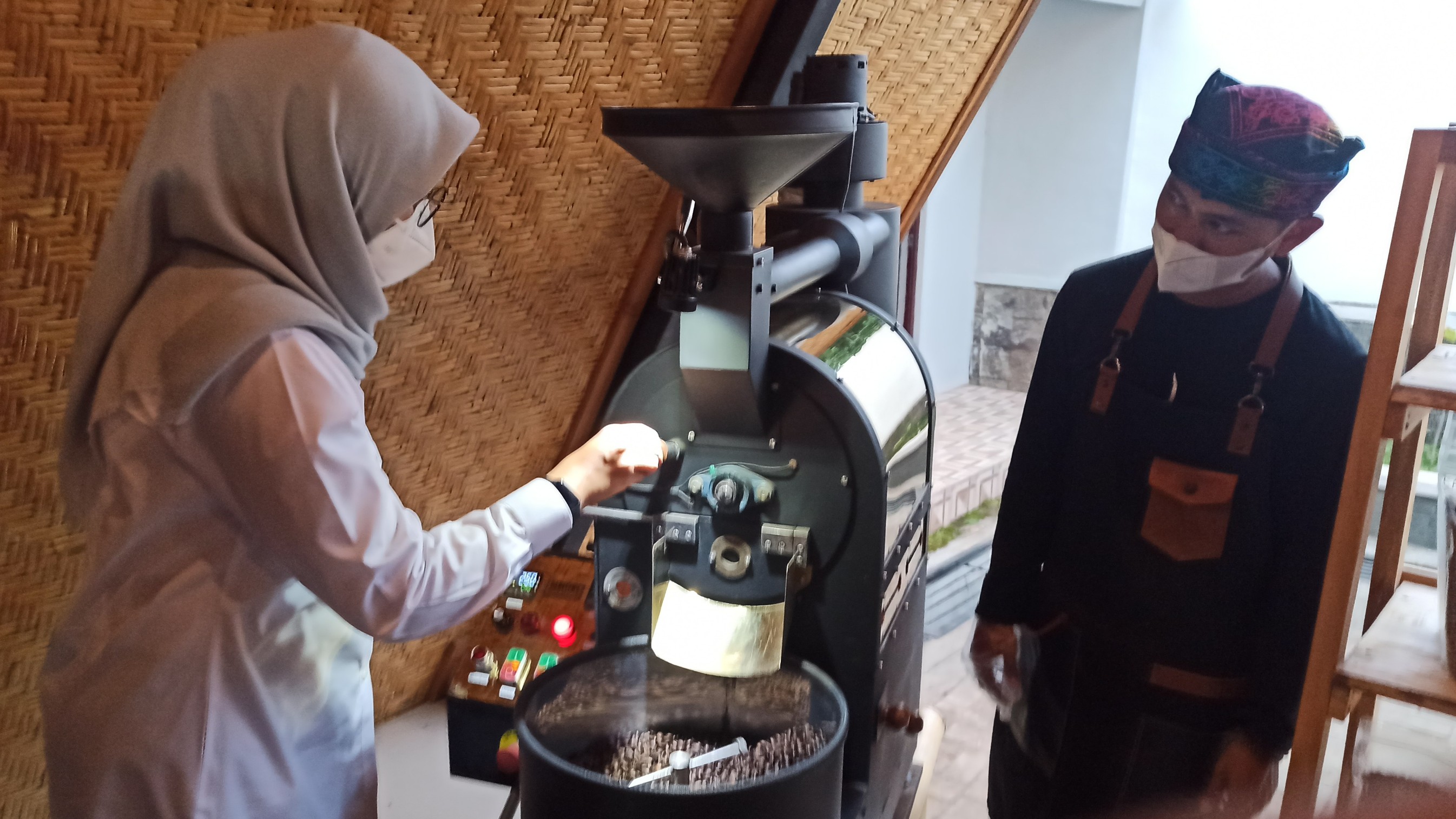 Bupati Banyuwangi Ipuk Fiestiandani Azwar Anas melihat proses roasting kopi di Klinik Kopi Banyuwangi (Foto: Muh Hujaini/Ngopibareng.id)