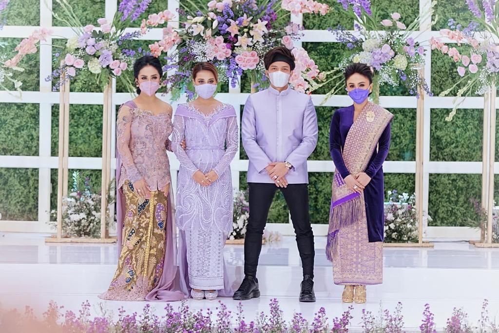 Krisdayanti (kiri) hadir di acara lamaran putri sulungnya, Aurel Hermansyah dengan Atta Halilintar didampingi kakak kandungnya, Yuni Shara. (Foto: Instagram)