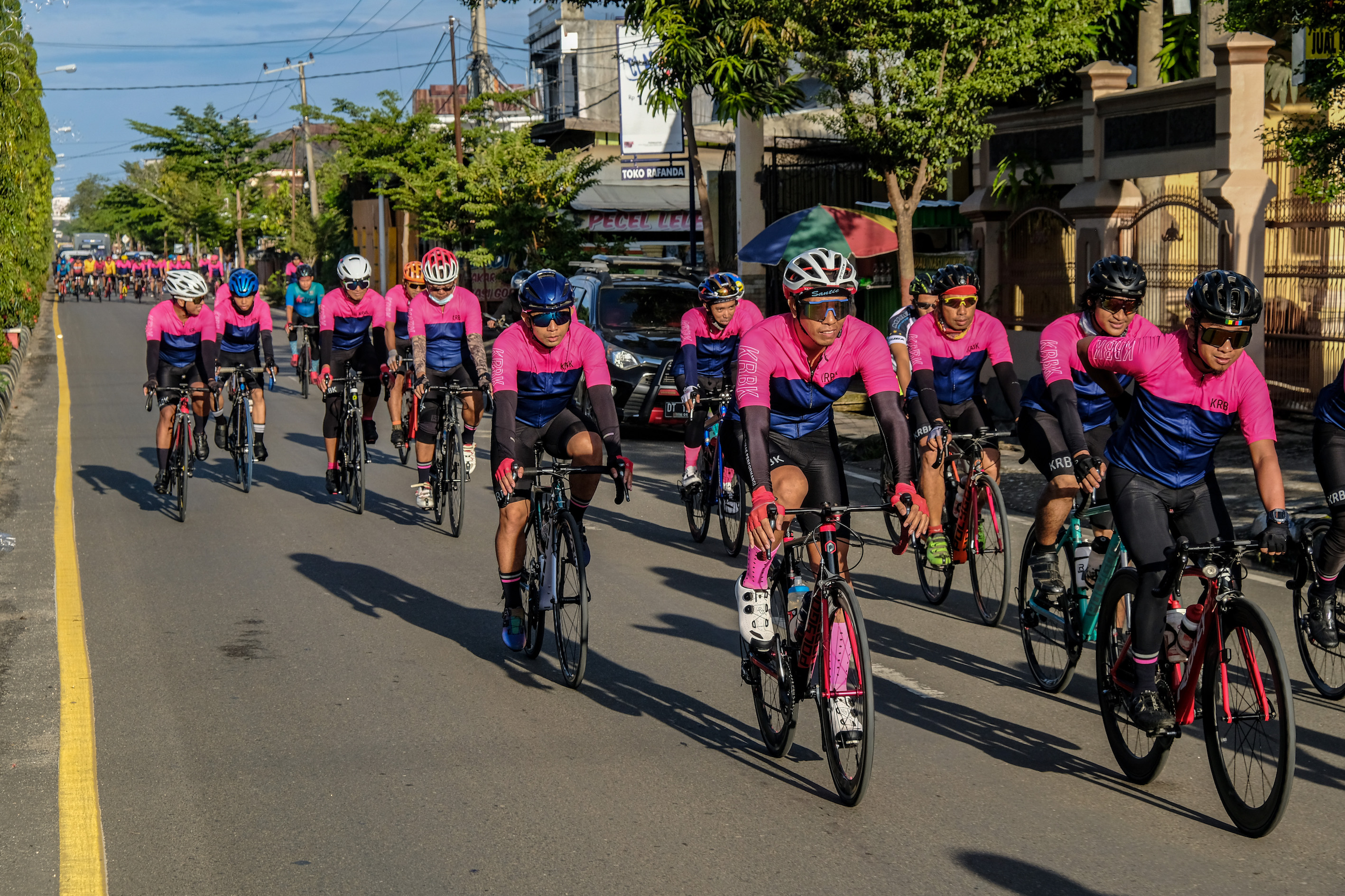 Launching jersey KRBK Kendari  dengan turing Kolaka Kendari 175 km disponsori oleh CV. Sumber Semeru  Mining Contractor and Services. (Foto: Istimewa)