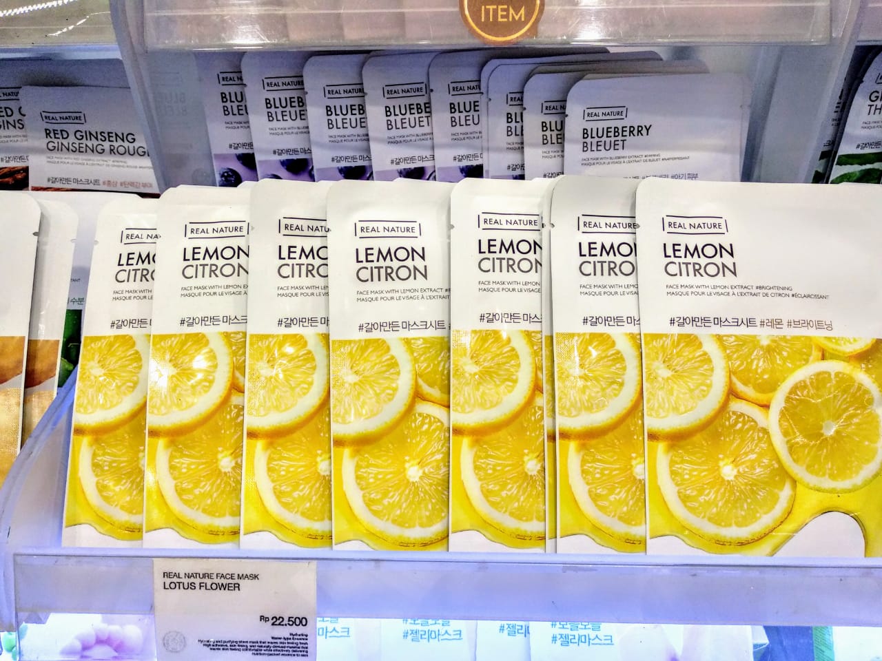 Sheet mask varian lemon dari The Face Shop yang terpajang di etalasa di lantai satu  Ciputra World Surabaya (Foto: M. Rizqi/Ngopibareng.id))