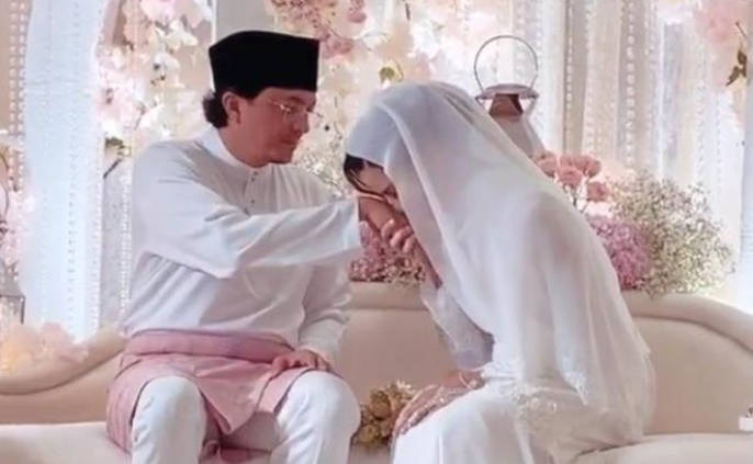 Pasangan Engku Emran dan Noor Nabila sama-sama memiliki satu anak. (Foto: Instagram @neelofa)
