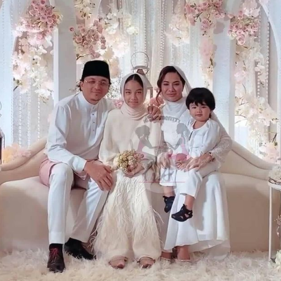 Pasangan Engku Emran dan Noor Nabila pose bersama anak-anak mereka. (Foto: Instagram @igtainmenttt)