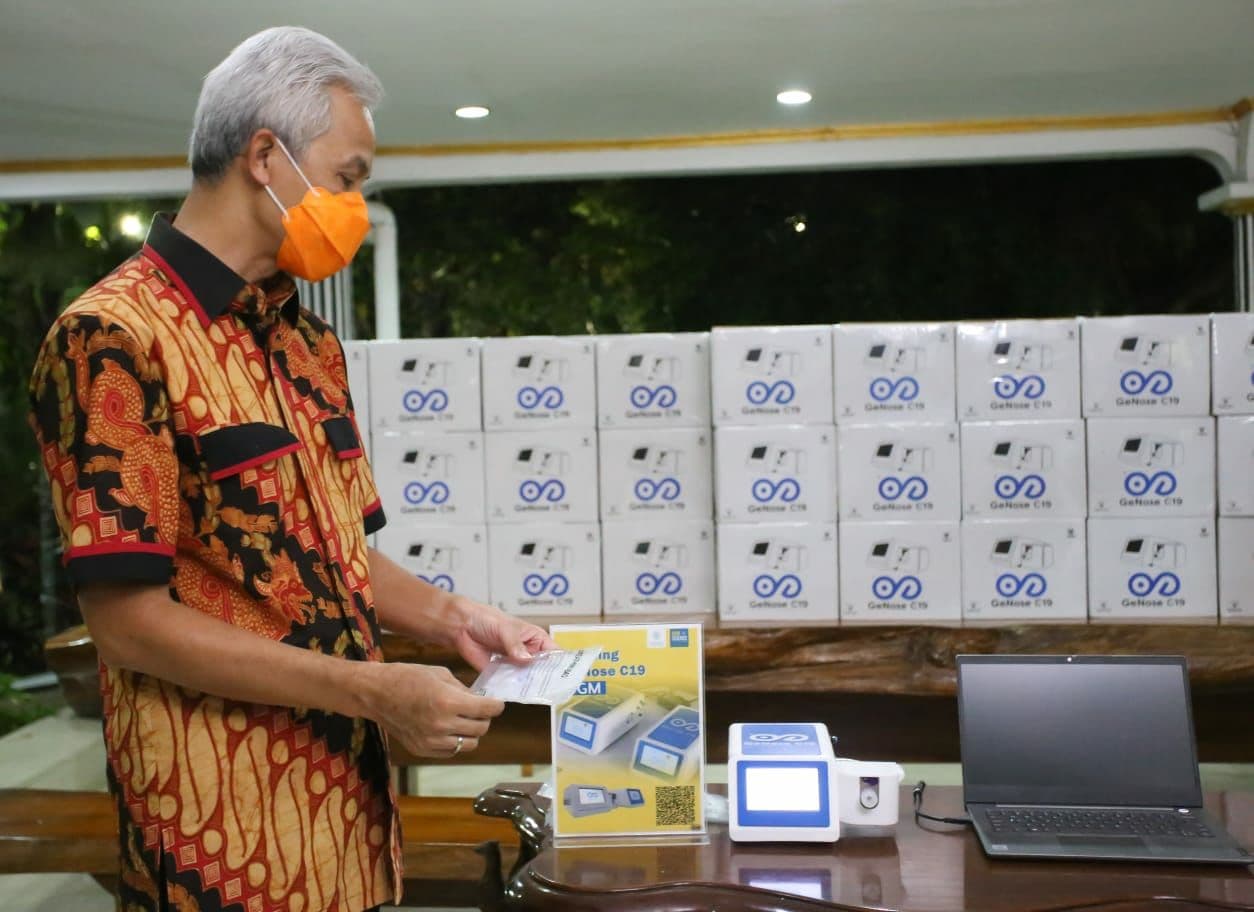 Gubernur Ganjar Pranowo menerima GeNose yang dibawa langsung oleh Rektor UGM, Prof Panut Muyono. (Foto Istimewa)