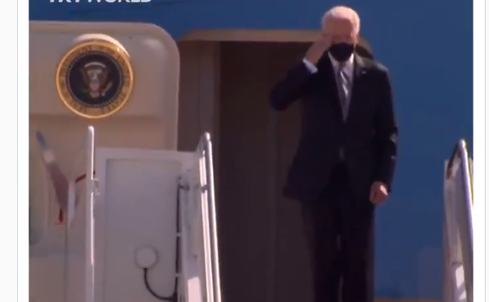 Presiden Joe Biden setelah berhasil sampai di pintu masuk pesawat Air Force One, dan melewati tiga kali kepleset. (Foto: Tangkapan layar via Twitter)