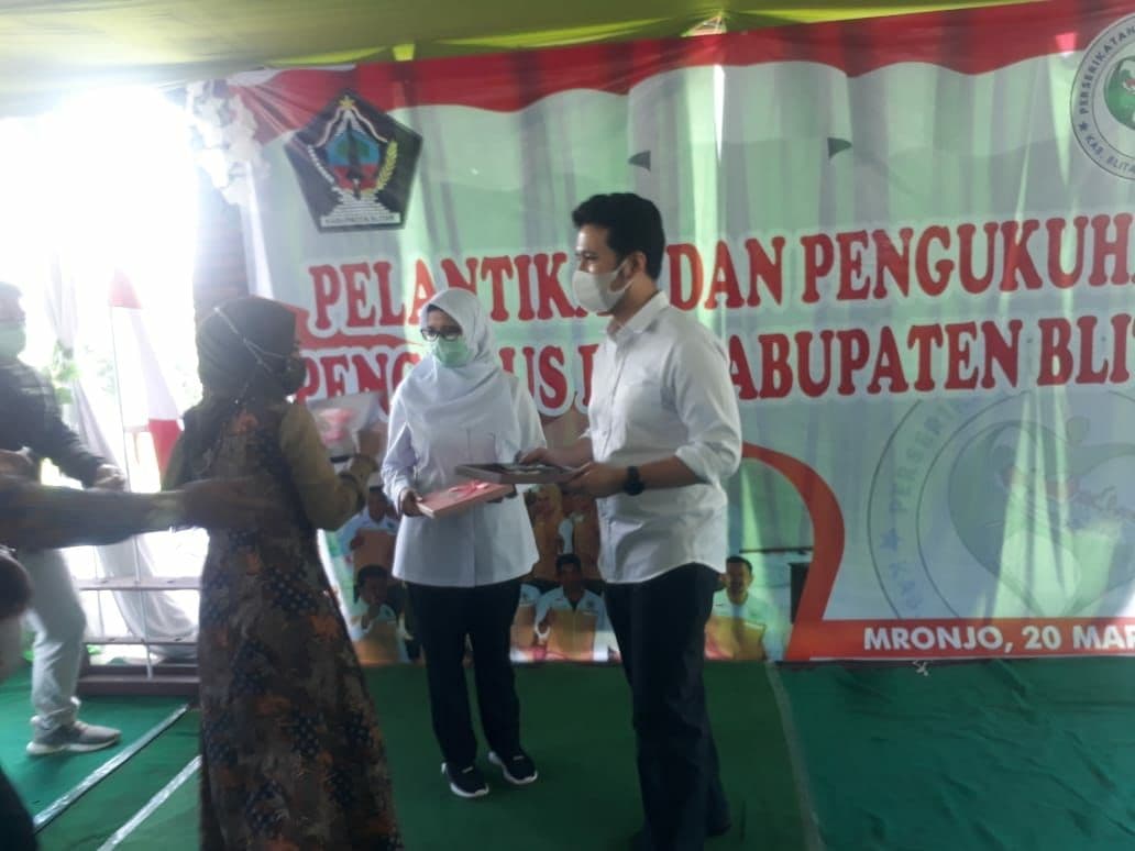 Wagub Jatim Emil Dardak dan Bupati Blitar Rini Syarifah saling memberi cindera mata di kegiatan pengukuhan Pengurus PBI Kabupaten Blitar di Desa Mronjo Kecamatan Selopuro, Sabtu 20 Maret 2021. (Foto: Choirul Anam/Ngopibareng.id)