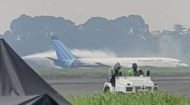 Penampakan pesawat kargo Trigana Air balik ke landasan pacu setelah dua menit terbang. (Foto: Istimewa)