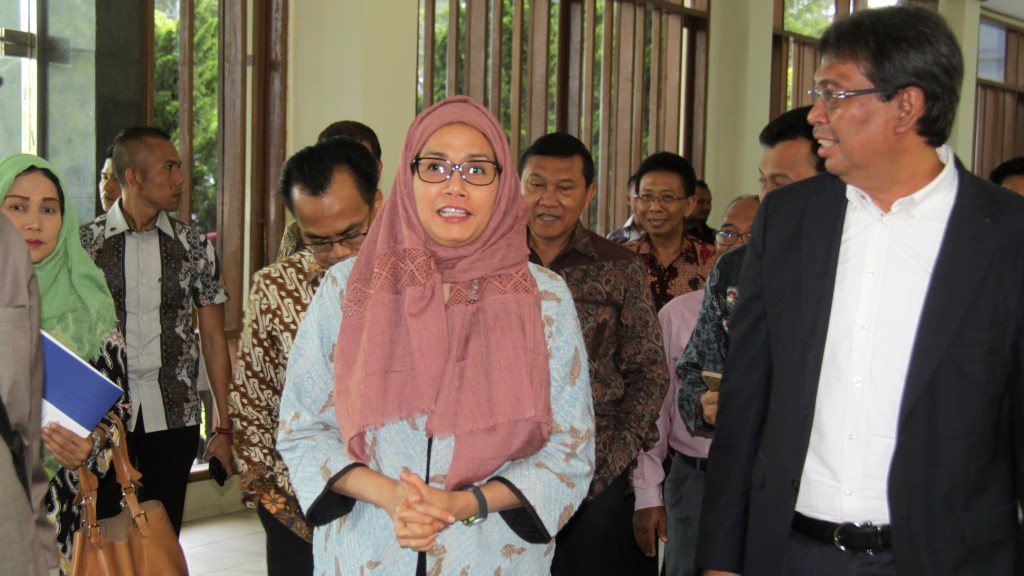 Menteri Keuangan Sri Mulyani saat bersama Rektor Unsyiah, Syamsul Rizal. (Foto: kemenkeu)
