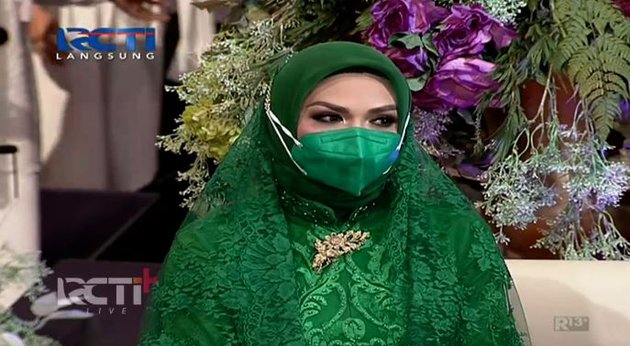 Krisdayanti (KD) menghadiri acara pengajian putrinya, Aurel Hermansyah, jelang pernikahannya. (Foto: RCTI)