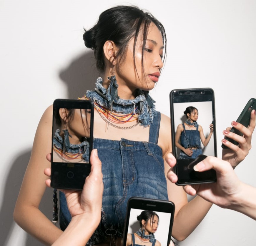 Busana dari bahan denim bekas yang bertema kecanduan gadget karya Jessica (Mahasiswa Ubaya). (Foto: istimewa)