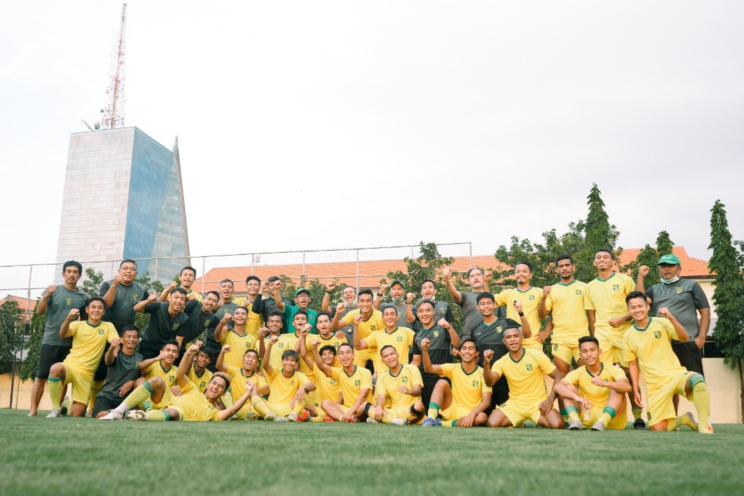 Skuad Persebaya sebelum berangkat ke Bandung. (Foto: Istimewa)