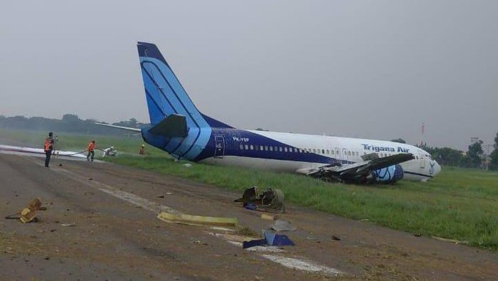 Proses evakuasi pesawat kargo Trigana Air yang tergelincir di Bandara Halim Perdana Kusuma terpaksa harus dipotong-potong. (Foto: Istimewa)