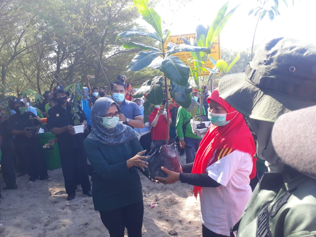  Bupati Blitar, Rini Syarifah memberikan bantuan secara simbolis kepada komunitas penggiat lingkungan di Pantai Gondomayit, Desa Tambakrejo Kecamatan Wonotirto Kabupaten Blitar. Kegiatan ini dalam rangka peringatan Hari Hutan Sedunia yang jatuh hari ini, 21 Maret 2021. (Foto: Choirul Anam/Ngopibareng.id)