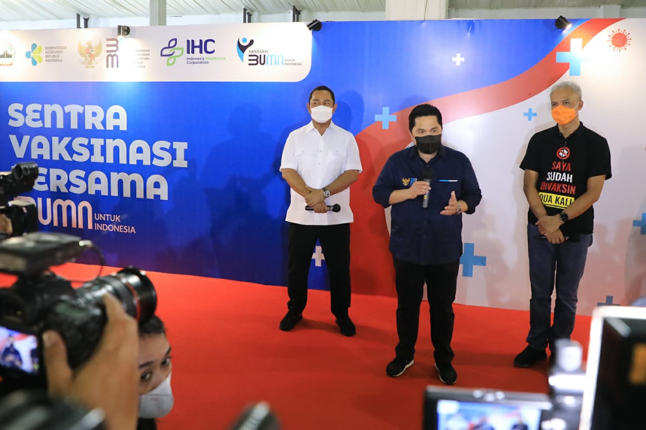 Gubernur Jateng Ganjar Pranowo, Menteri BUMN Erick Thohir, dan Walikota Semarang Hendrar Prihadi mengecek sentra vaksinasi di Kompleks PRPP Jawa Tengah di Semarang, Minggu 21 Maret 2021. (Foto: Istimewa)