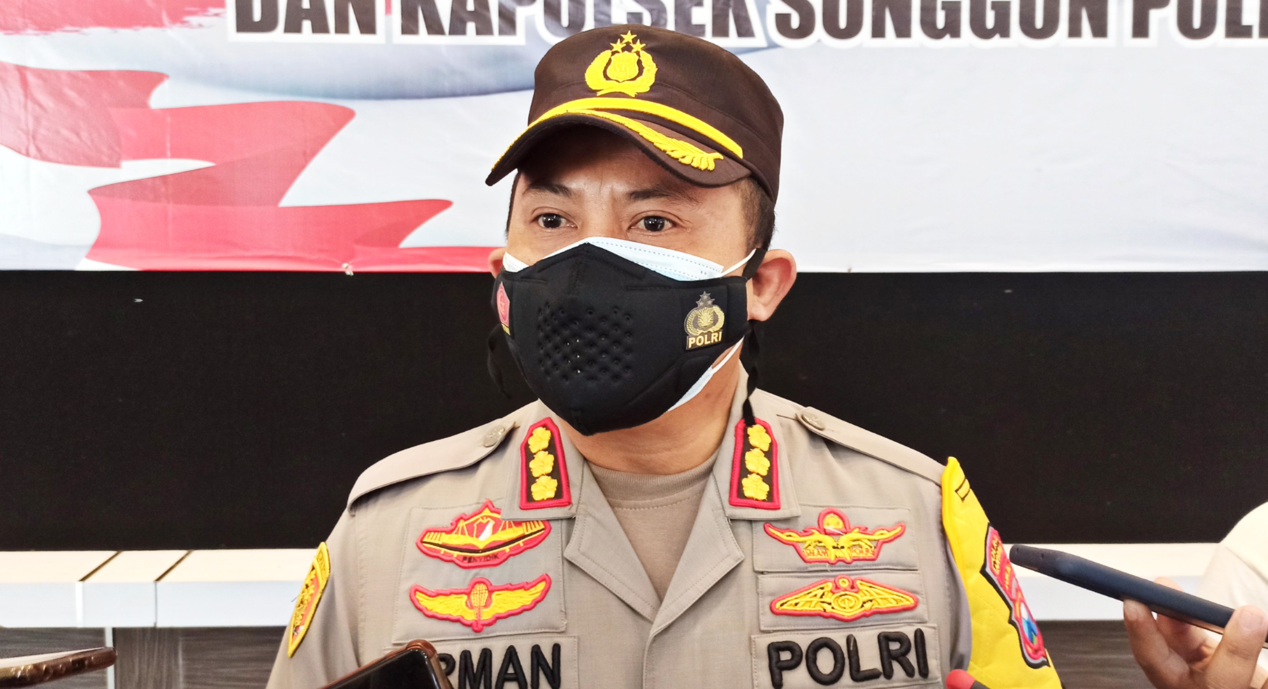 Kapolresta Banyuwangi Kombespol Arman Asmara Syarifuddin saat memberikan keterangan. (Foto: Muh Hujaini/Ngopibareng.id)