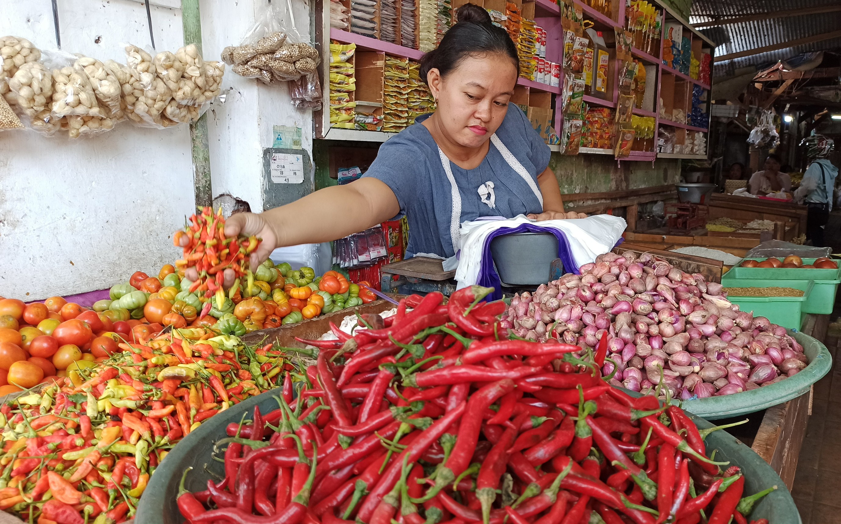 Pedagang cabai rawit di Pasar Induk Banyuwangi (Foto: Muh Hujaini/Ngopibareng.id)