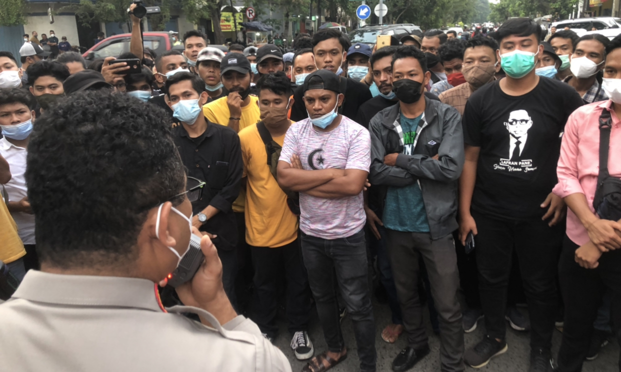 Kapolrestabes Surabaya, Kombes Pol Jhonny Edison Isir, ketika memberi instruksi kepada massa (Foto: Andhi Dwi/Ngopibareng.id)