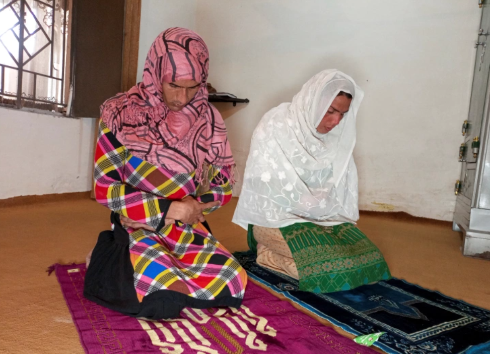 Rani Khan (kanan), pendiri madrasah khusus waria di Pakistan. (Foto: Tangkapan layar via Al Jazeera) 