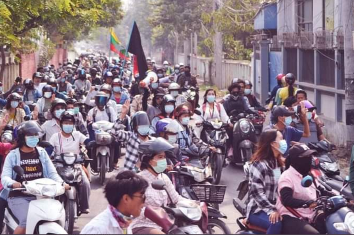 Pengendara di Myanmar membunyikan klakson bersama-sama sebagai bentuk protes terhadap kekejaman militer. Uni Eropa pun memberikan sanksi pada jenderal tertinggi militer Myanmar. (Foto: tangkapan layar via Twitter)