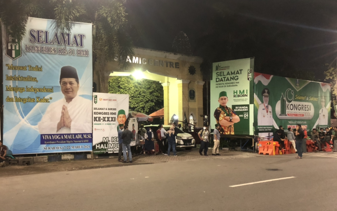 Gedung Islamic Centre masih dipenuhi kader HMI hingga pukul 22.30 WIB, Senin, 22 Maret 2021 (Foto: Andhi Dwi/Ngopibareng.id)