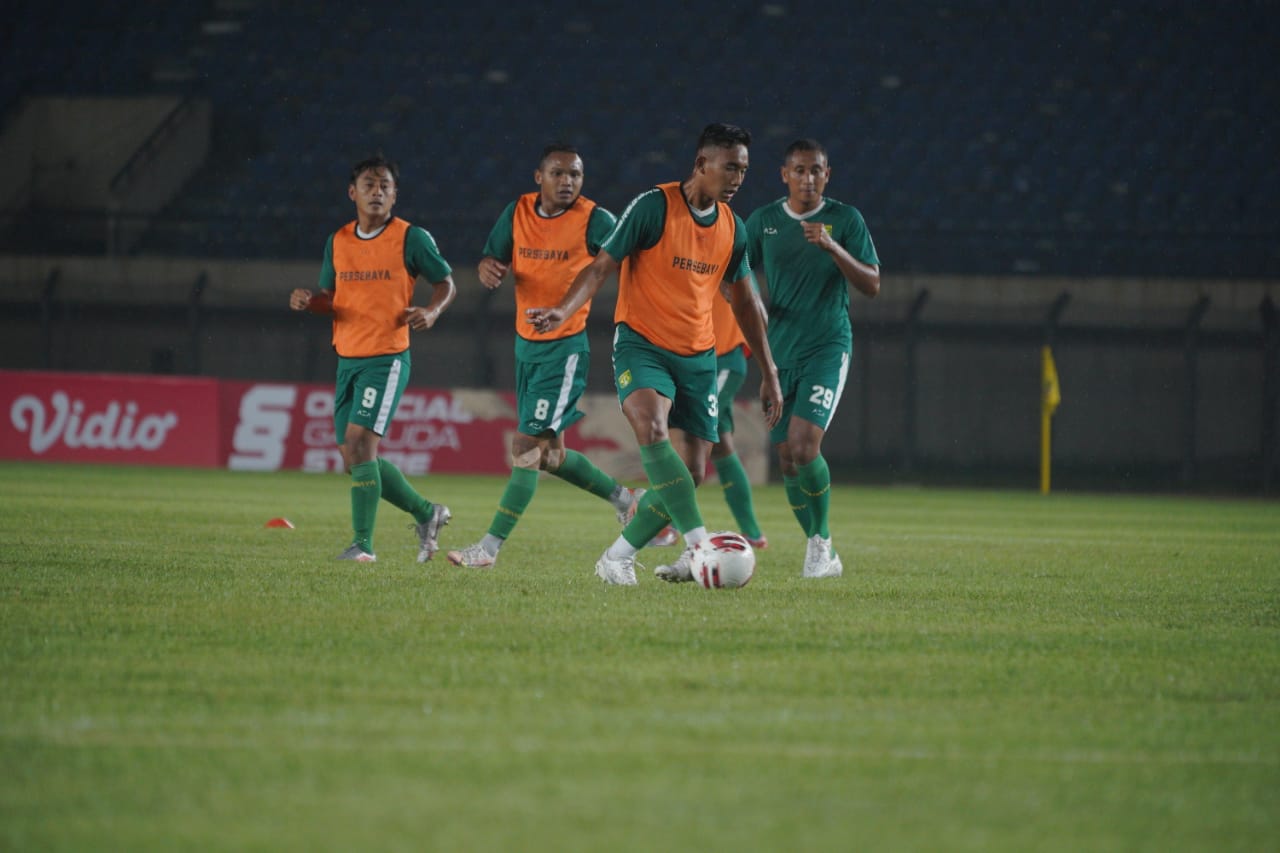 Pemain Persebaya saat uji lapangan di Stadion Si Jalak Harupat, Surabaya, Senin 22 Maret 2021 malam. (Foto: Persebaya)