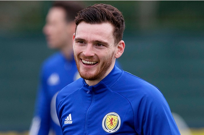 Andy Robertson dan pemain Skotlandia lainnya akan memilih tetap berdiri untuk melawan aksi rasisme. (Foto: Twitter/@ScotlandNT) 